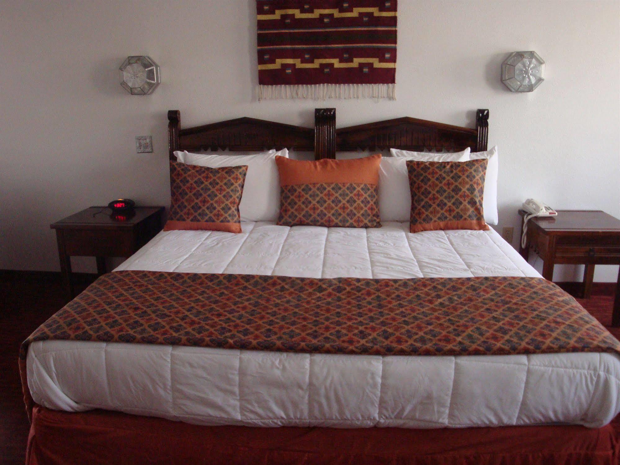 Sandia Peak Inn Old Town Abq, A Howard Johnson By Wyndham แอลบูเคอร์คี ภายนอก รูปภาพ
